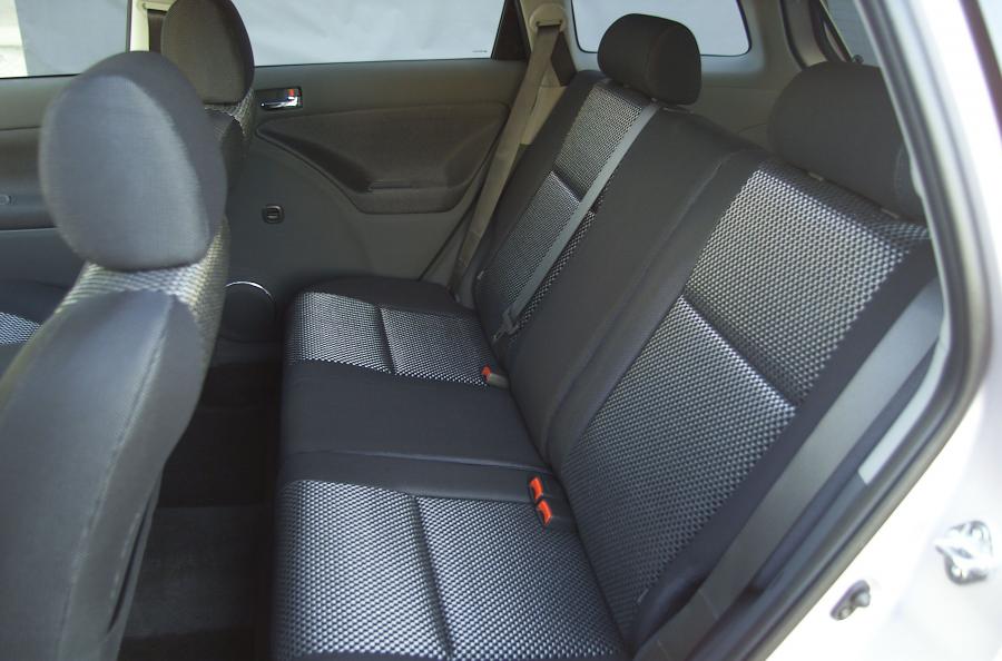 Интерьер Toyota Corolla Matrix Concept (E130) 2001 года  (фото 9 из 34)